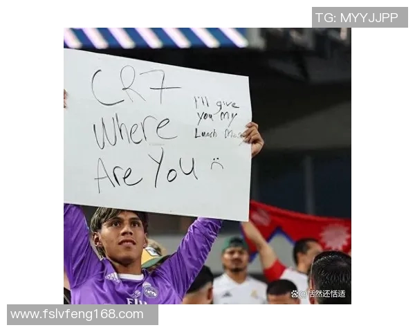 皇马足球明星下车瞬间引发球迷热议现场气氛火爆