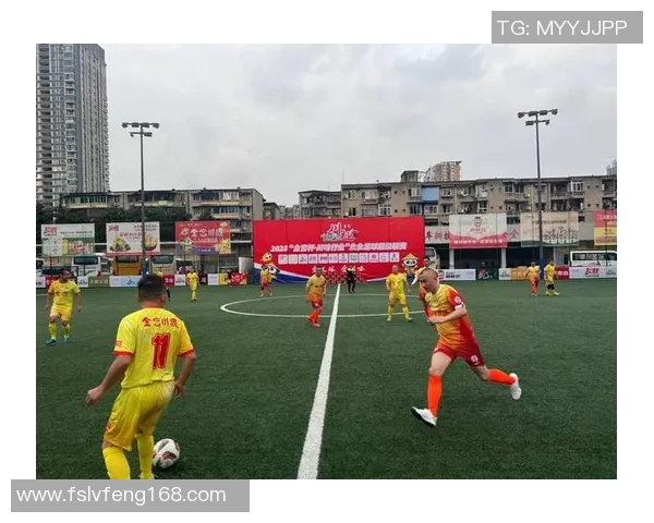 街头偶遇足球明星享受美食瞬间引发粉丝热议与欢呼